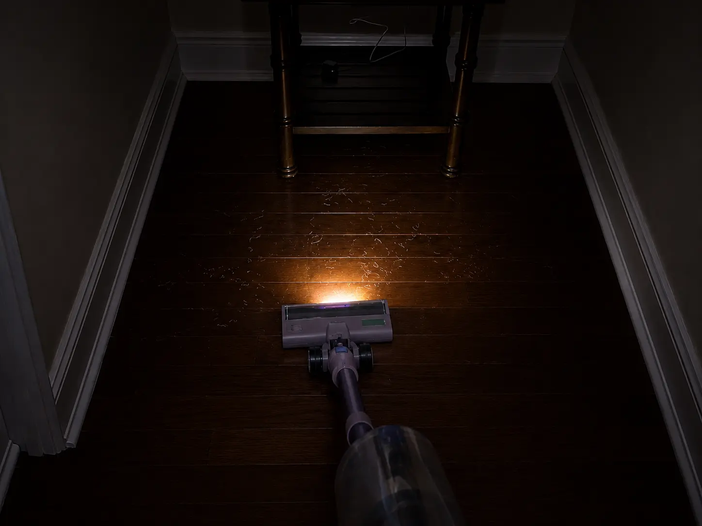 Dit is waarom je zou moeten schoonmaken met de lichten uit - het verschil is verrassend