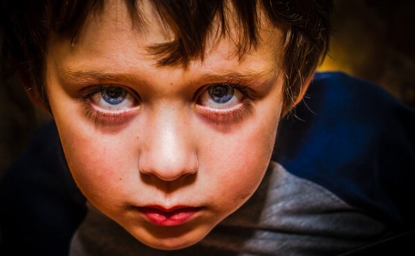 "Mama, hij staat nu achter je" DIT zijn de engste dingen die kinderen ooit tegen hun ouders zeiden...Brrrr!