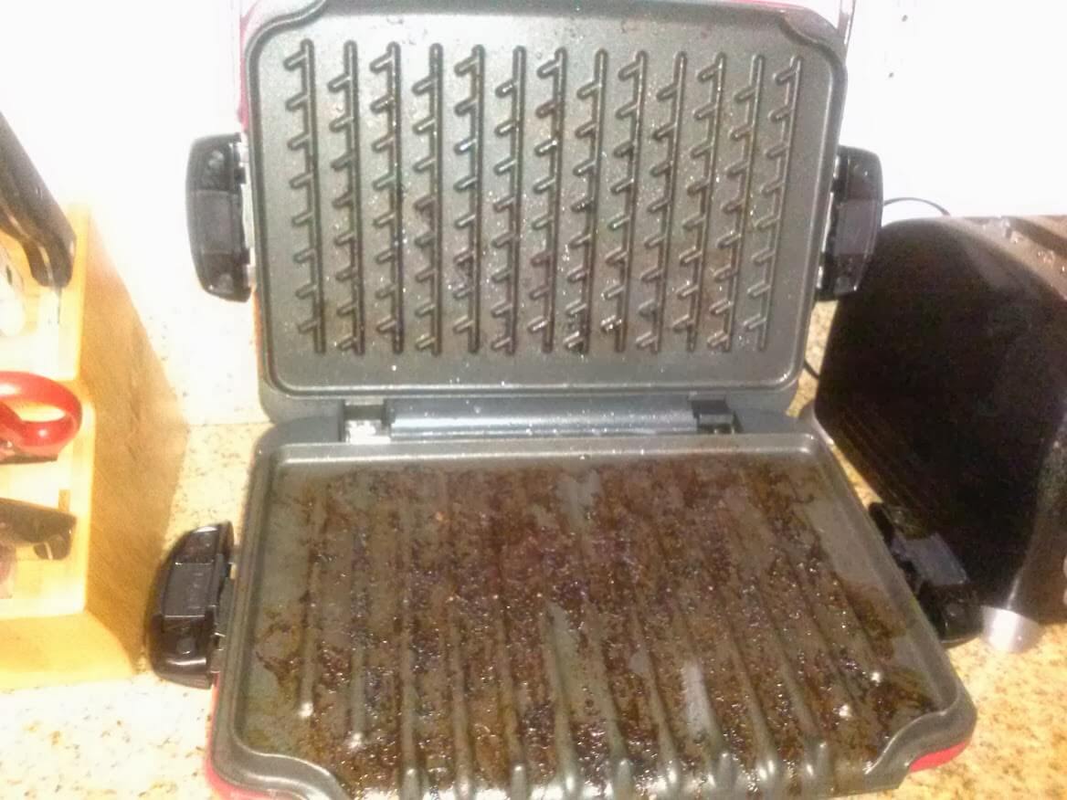 Heb jij een tosti-apparaat? Probeer dan eens deze super handige schoonmaaktruc