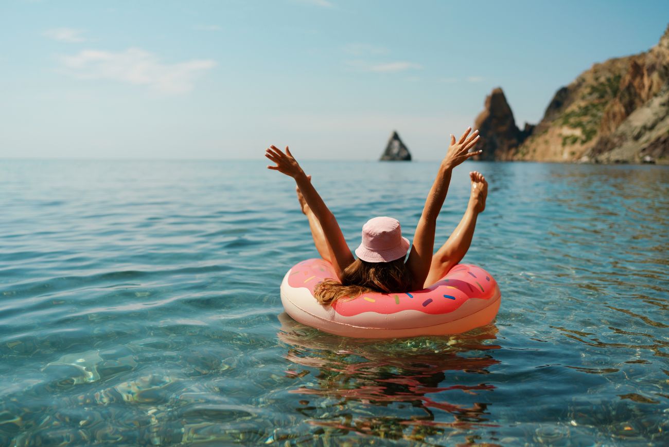 Vakantieplannen? Zó bescherm je je haar tegen chloor- en zeewater