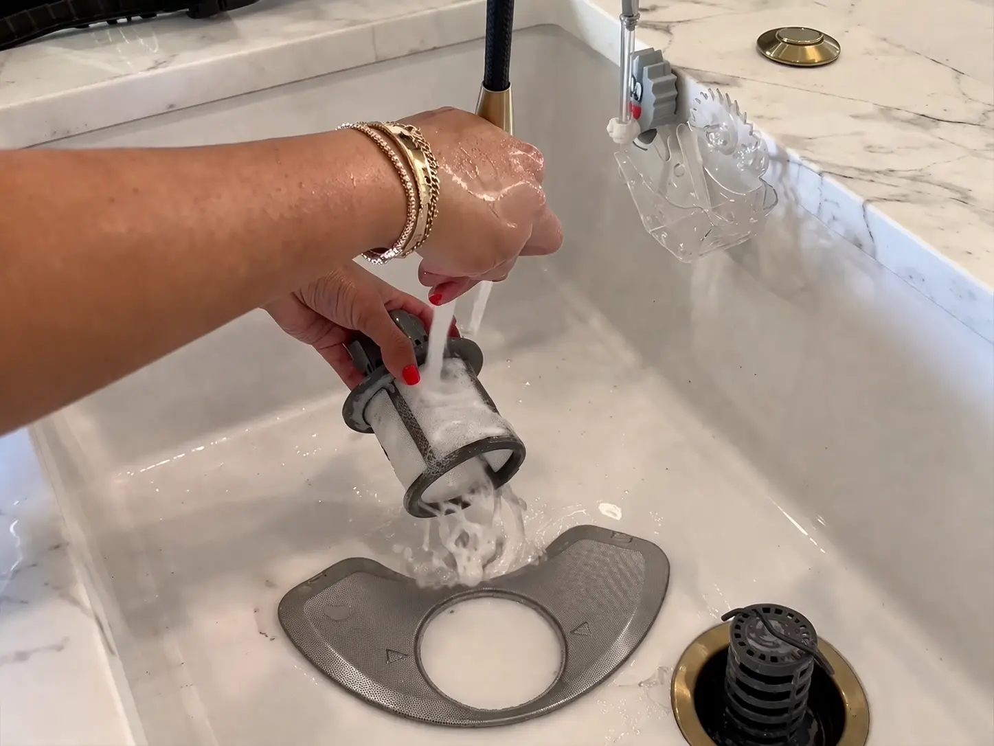 Uw vaatwasser heeft een "geheim" filter dat u waarschijnlijk nog nooit hebt schoongemaakt - zo vindt u het
