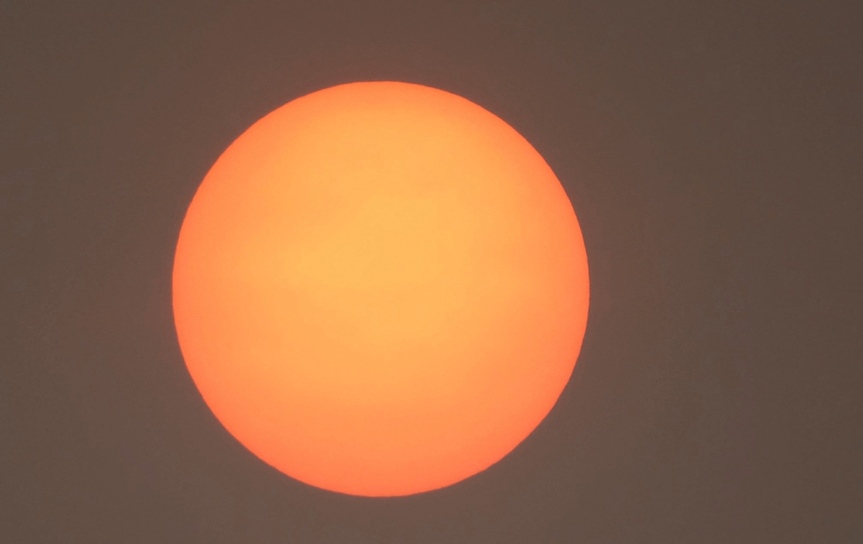 Wauw, heb jij deze spectaculaire rood-oranje zon vanochtend gezien?