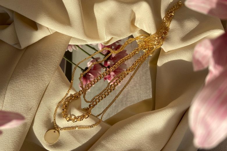 Aha! Om déze redenen moet je je sieraden 's nachts af doen