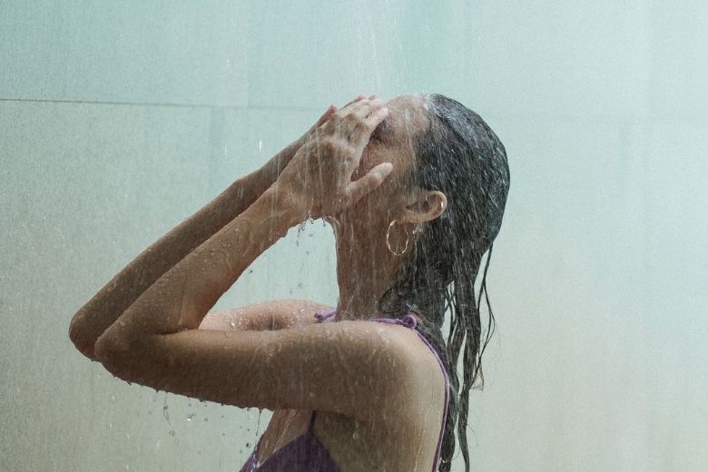 Waarom je je haar maar één keer in de twee maanden moet wassen
