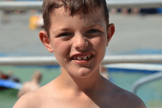 Finlay (8) vergeet te ademen door ernstige ziekte: zelfs slapen kan hem fataal worden
