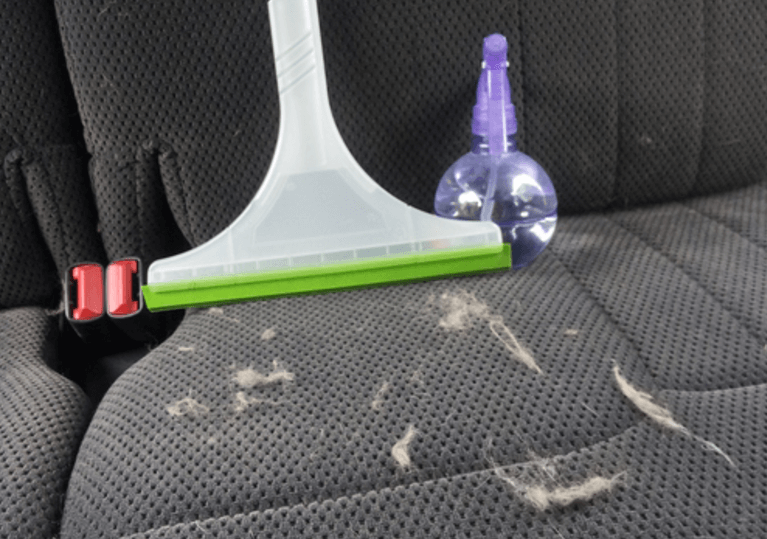 Met DEZE superhandige tip verwijder jij al het hondenhaar uit je auto! Fris de lente in!