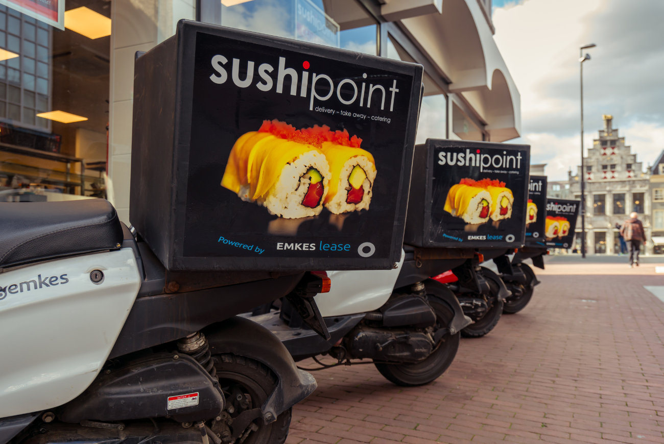 Politie bekeurt bezorger en levert sushi-bestelling vervolgens zelf af