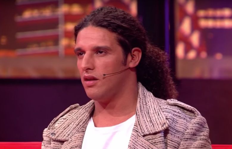 Ali B stuit op veel kritiek op foto waarop hij doucht met zoontje