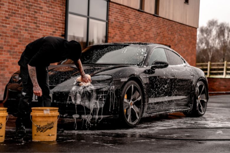 Wat is beter: zelf je auto wassen of naar de wasstraat gaan?