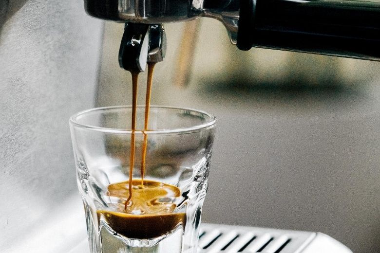 Dít is waarom je ’s ochtends na die eerste kop koffie een grote boodschap moet doen