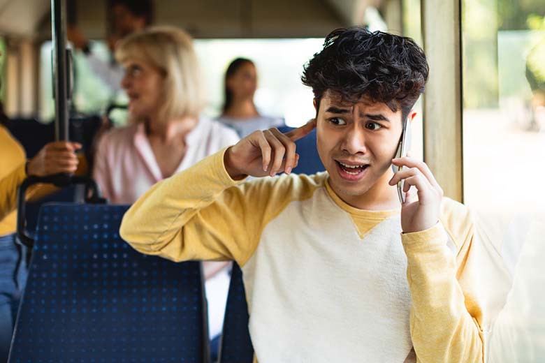 Asociale passagier wordt hard aangepakt door rest van de trein