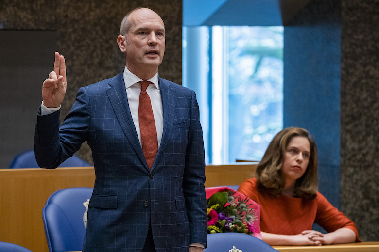 Oeps: concept regeerakkoord aangetroffen in trein na slordigheid