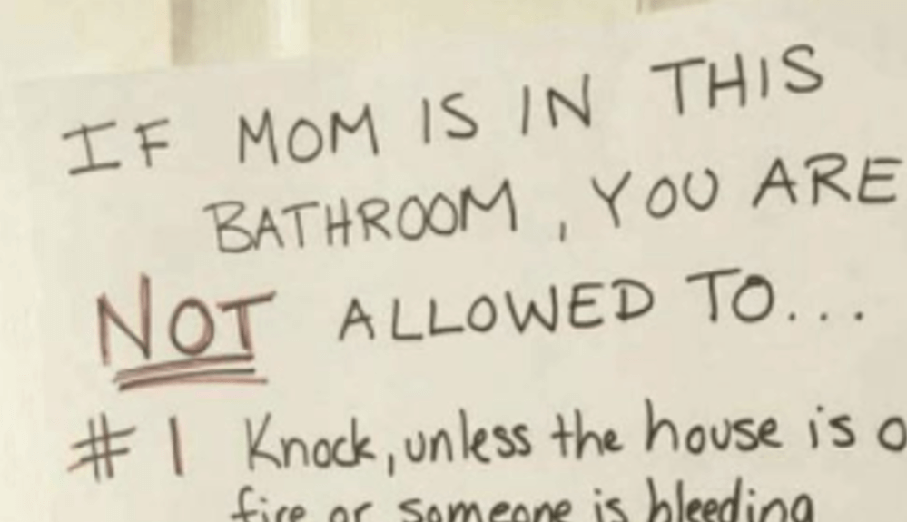 Deze moeder wil niet gestoord worden in de badkamer en dat doet ze DIT! Hilarisch!