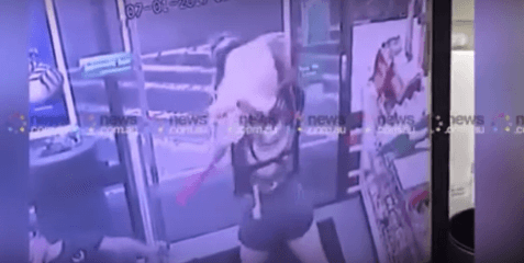 Dit lijkt wel een horrorfilm: vrouw gaat klanten in een buurtwinkel te lijf met een bijl!