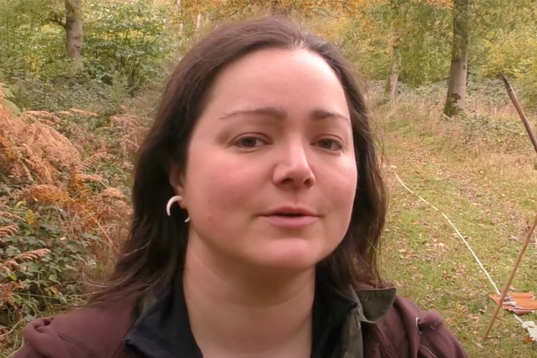 ‘Professionele holbewoner’ deelt 5 tips om te overleven in de natuur