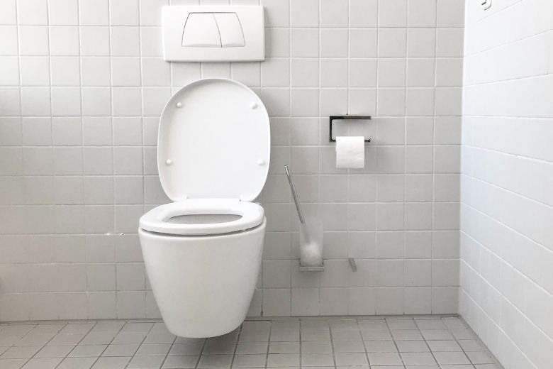 Dit is waarom je de deksel van je wc dicht moet doen als je doorspoelt