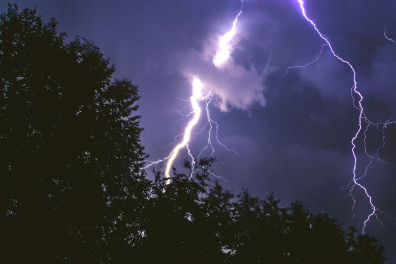 Aha! Dit is waarom je beter niet kunt douchen met onweer