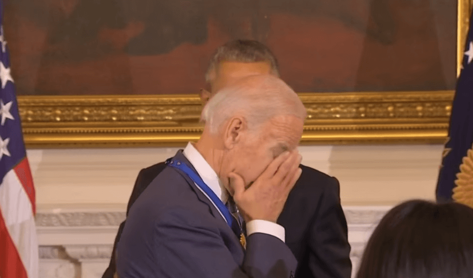 Obama onderscheidt vice-president en vriend Joe Biden en de reactie van Joe is prachtig.. Wij zijn ontroerd!