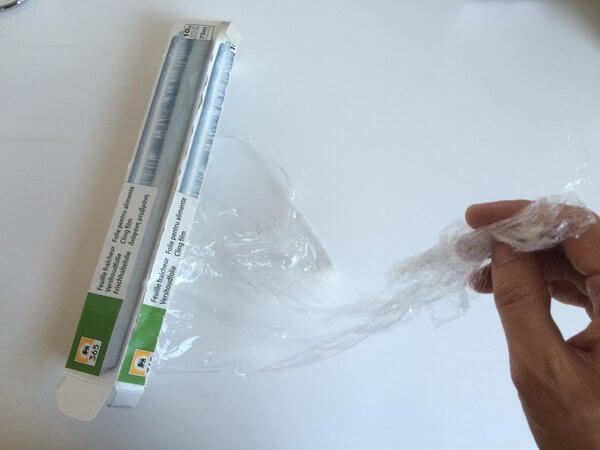 Ook altijd zo aan het klooien met dat plakkerige huishoudfolie? Met deze tip is dat voorgoed verleden tijd!