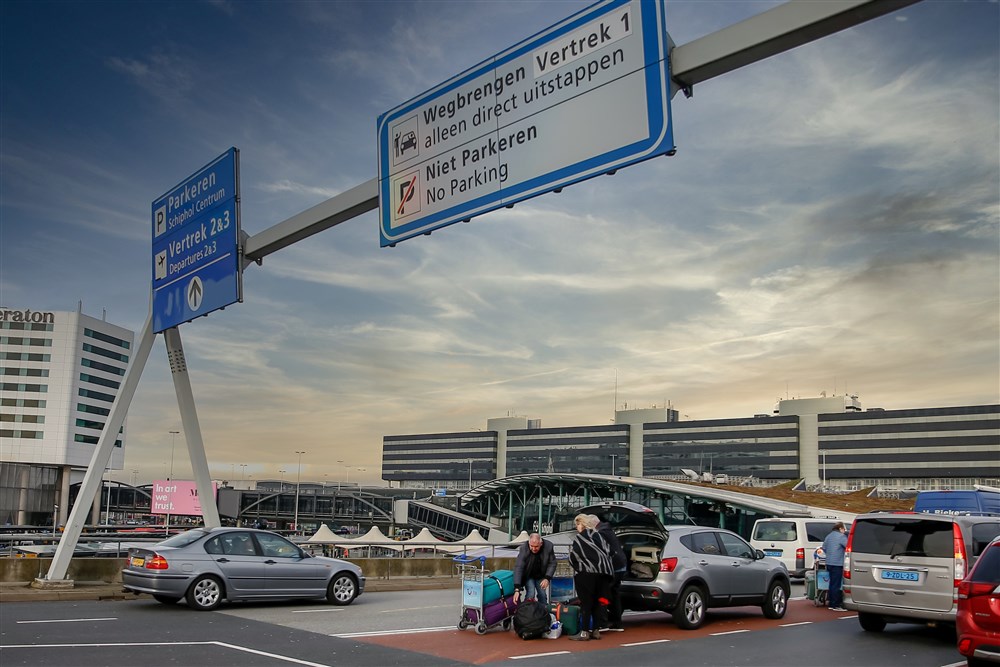 Schiphol en KLM doen oproep aan reizigers: 'Neem morgen de trein naar het vliegveld'