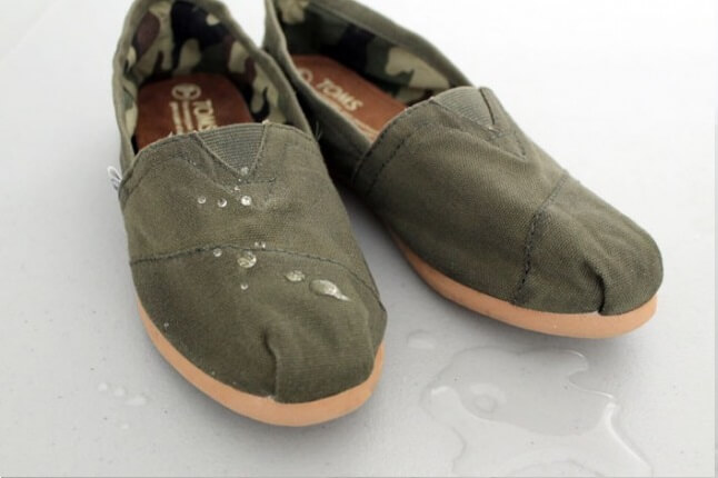 Met dit product maak je je stoffen schoenen waterdicht! Je hebt het wondermiddel al in huis!
