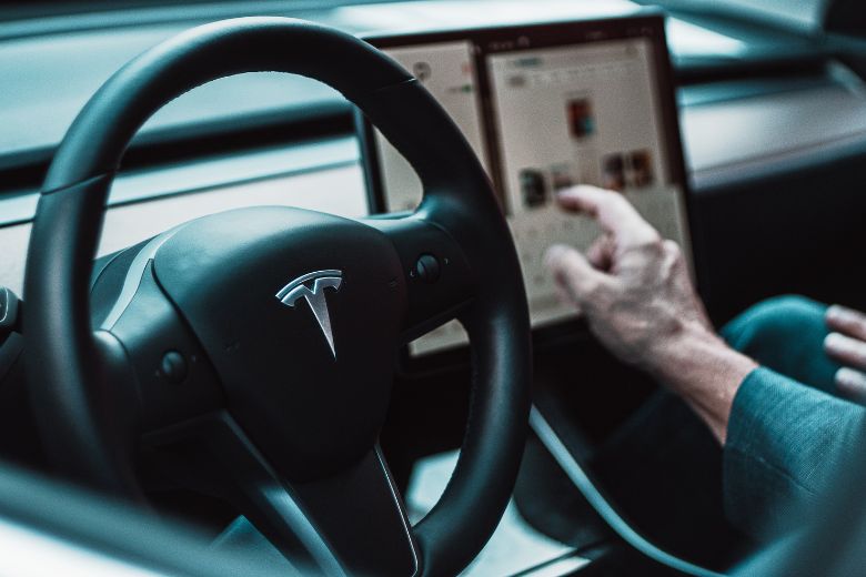 Slapende Tesla-bestuurder rijdt kwartier lang op Duitse snelweg