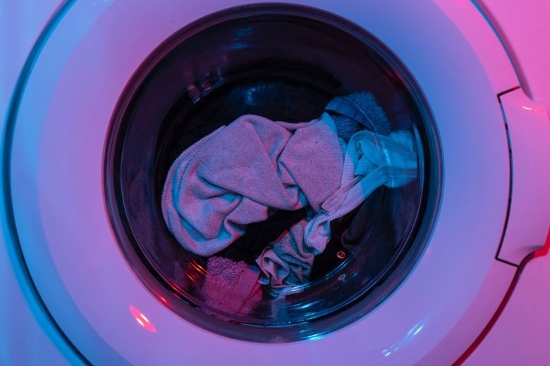 Zo zorg je ervoor dat verkleurde was zijn eigen kleur terugkrijgt