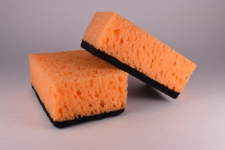 Heb jij al een spons in de koelkast? Als je dit leest ga je het meteen doen!
