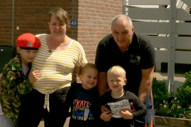 Kijkers vol verbazing over gezin in Steenrijk, Straatarm