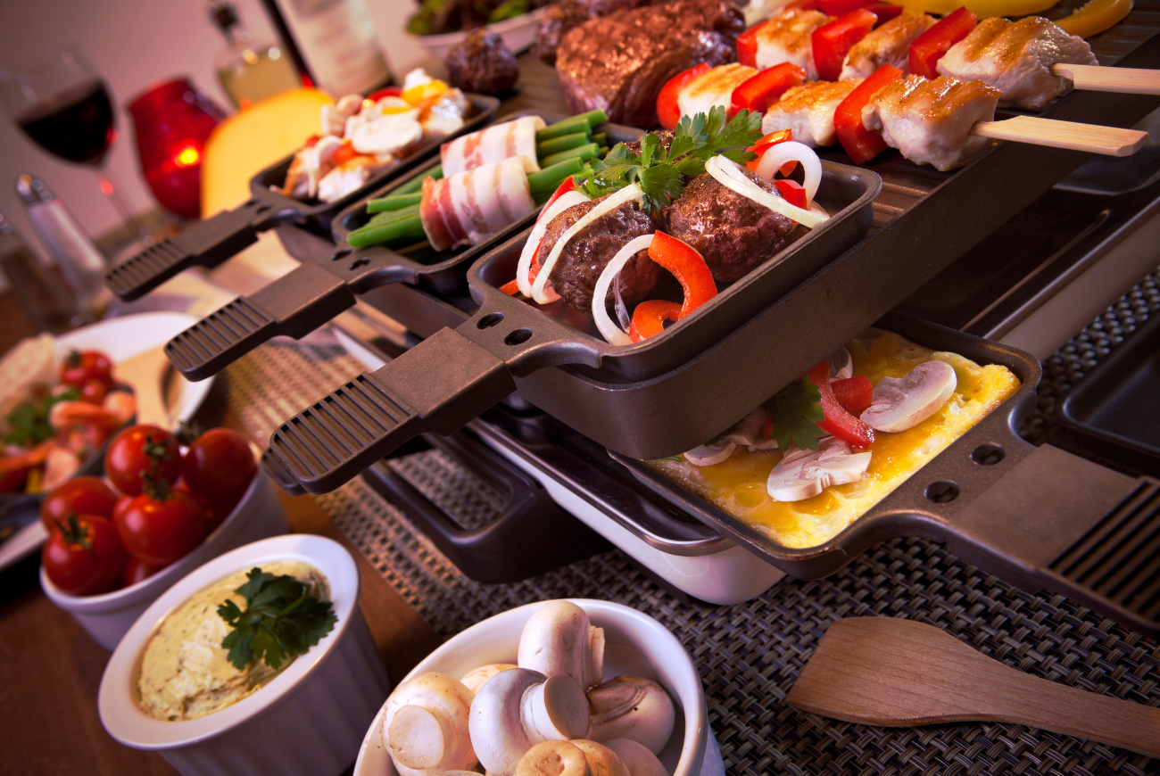 Wat is voordeliger: gourmet-vleespakketjes of zelf vlees snijden?