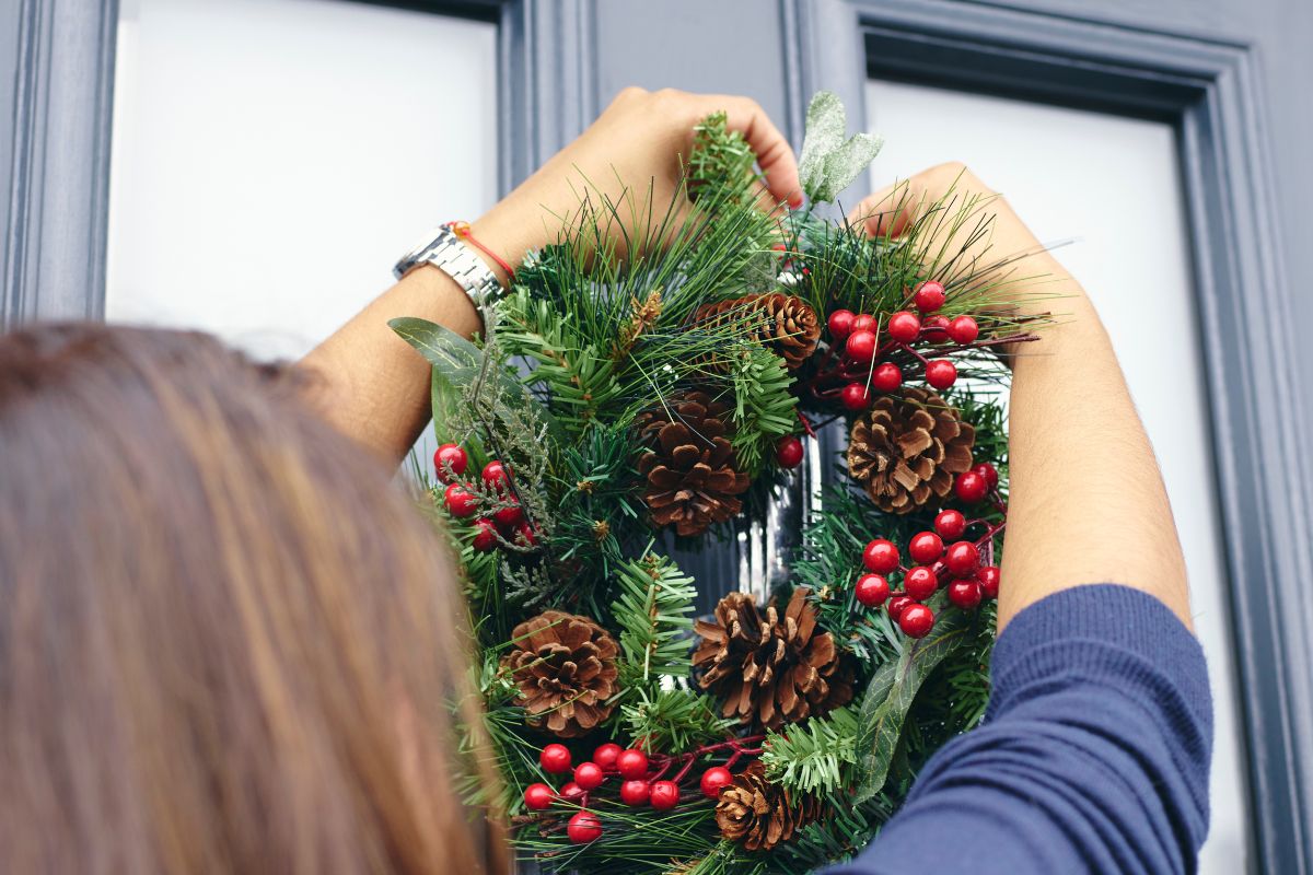 Zonder boren een kerstkrans ophangen? Ontdek onze gouden tip