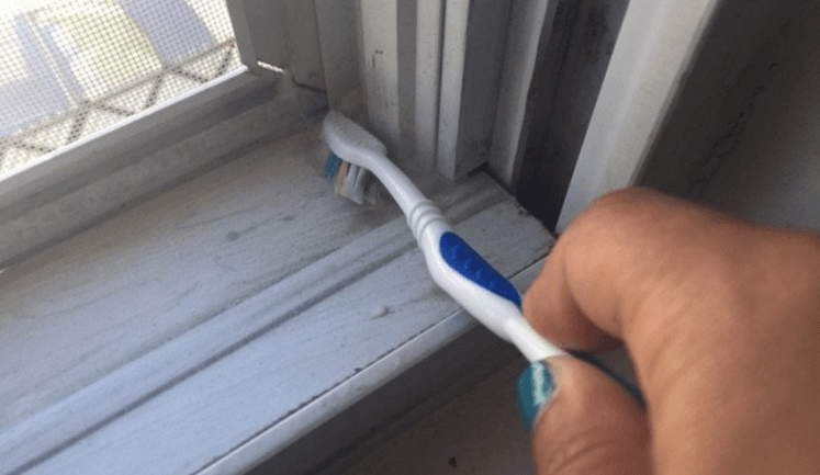 Vieze raamkozijnen? Met dit trucje maak je ze in een handomdraai schoon!