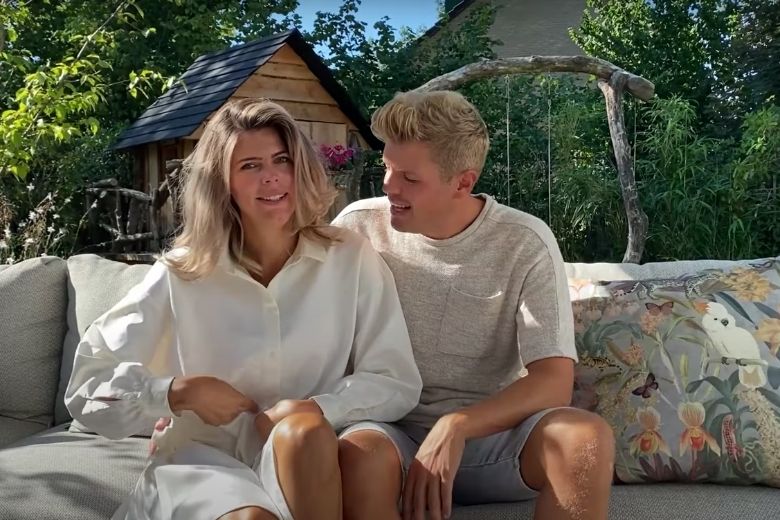 Roze of blauwe muisjes? Kim Kötter en Jaap Reesema maken geslacht baby bekend