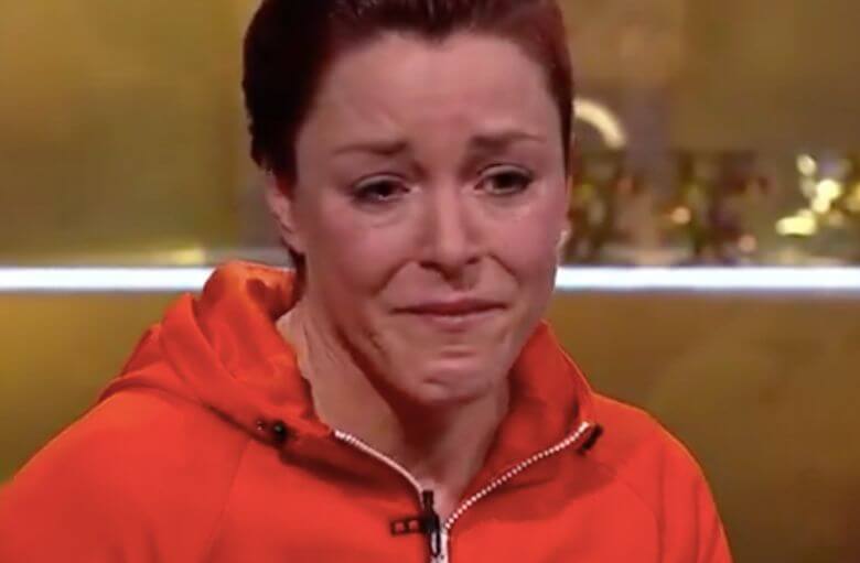 Jorien ter Mors in tranen na winst 1000 meter: 'Kom pap, help me'