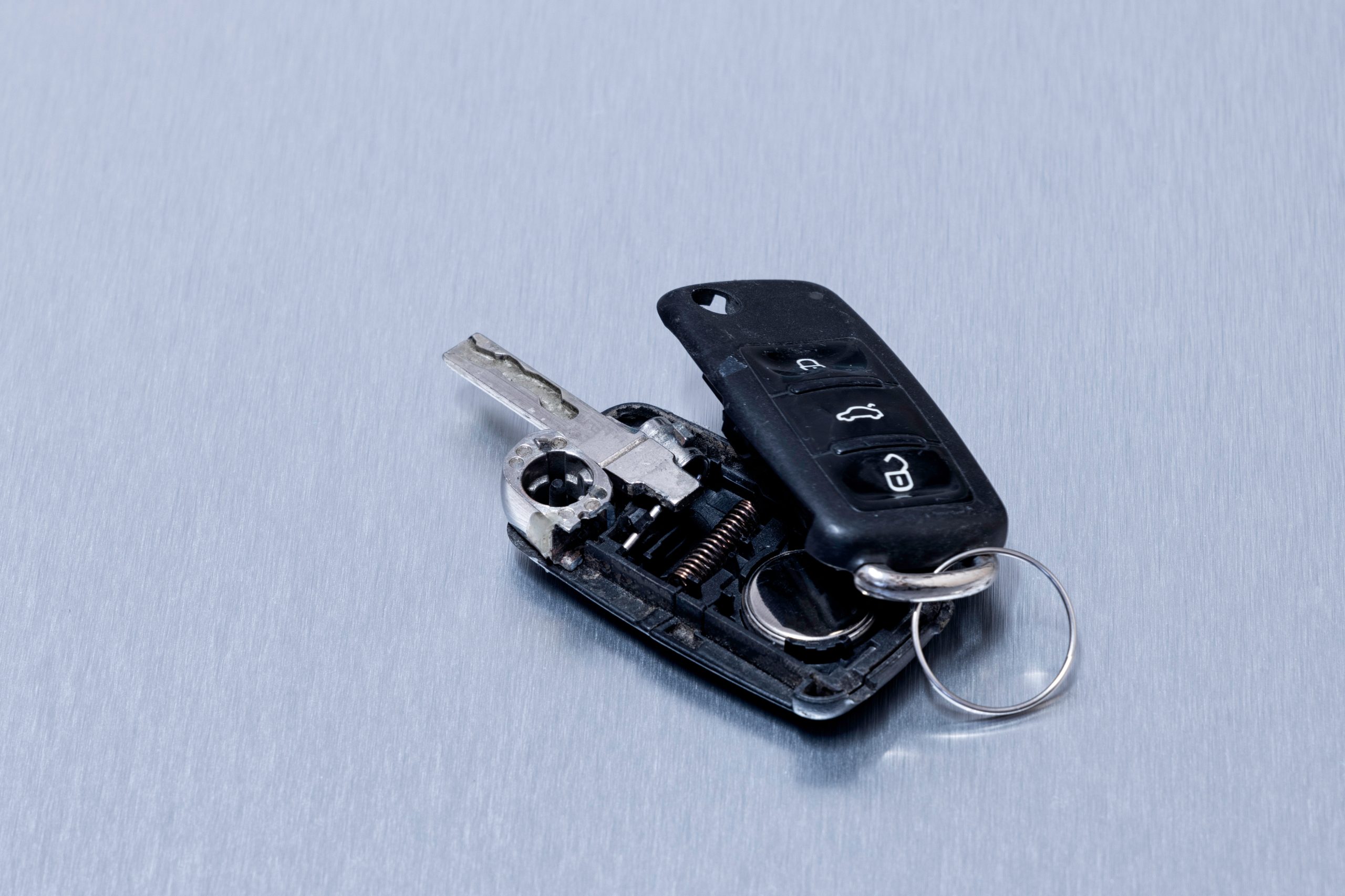 Hier is waarom het inpakken van je autosleutels in aluminiumfolie een grote verrassing kan voorkomen