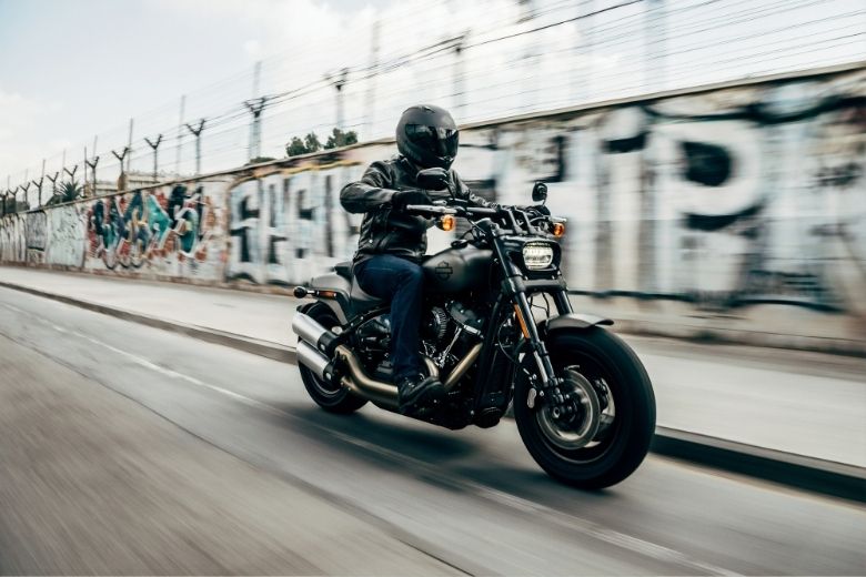 Aha! Dit is wat het trapgebaar van motorrijders betekent