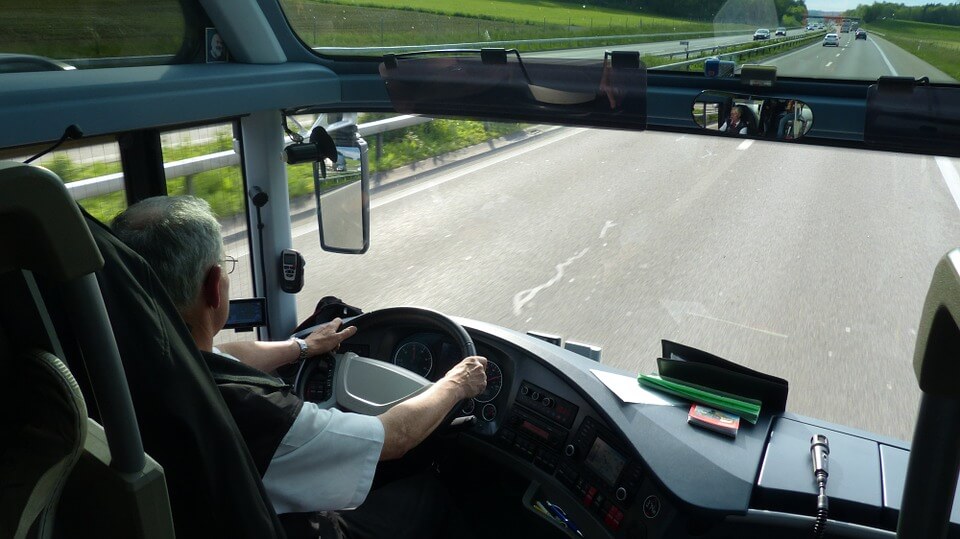 Schandalig: buschauffeur in eigen bus aangevallen met een bijtende vloeistof.. Politie zoekt getuigen!