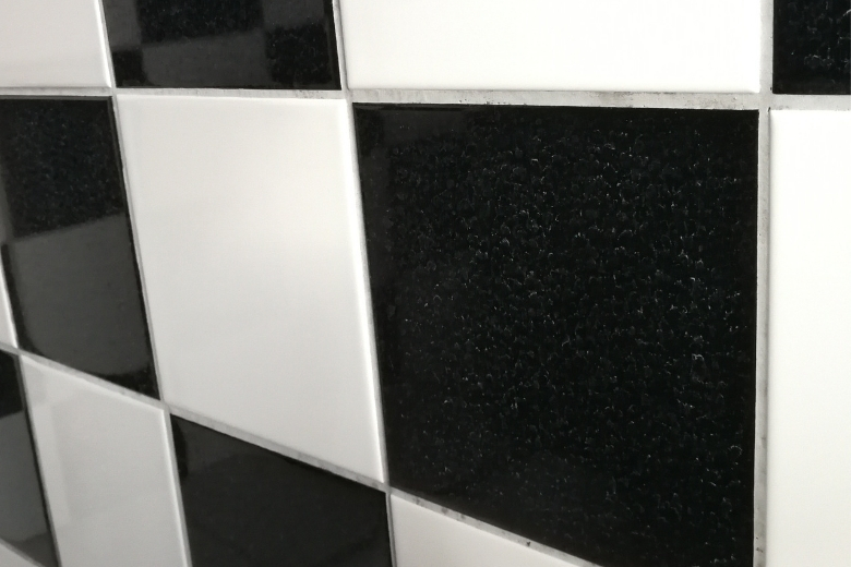 Zo maak je tegels en voegen weer schoon