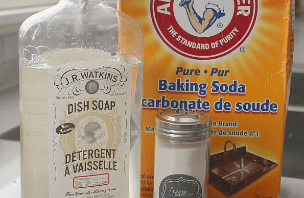 Dit simpele trucje werkt heel goed en moet je even proberen bij aangekoekte pannen!