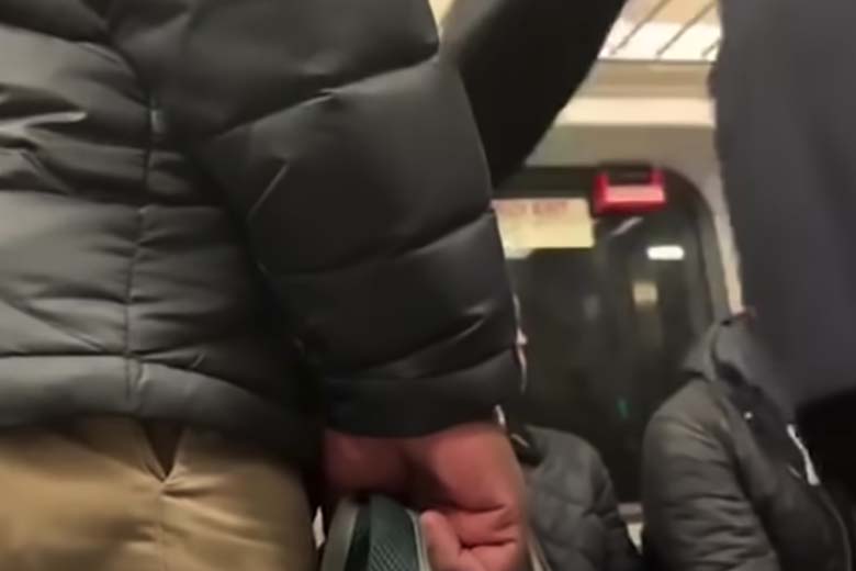 Asociale passagier wordt hard aangepakt door rest van de trein