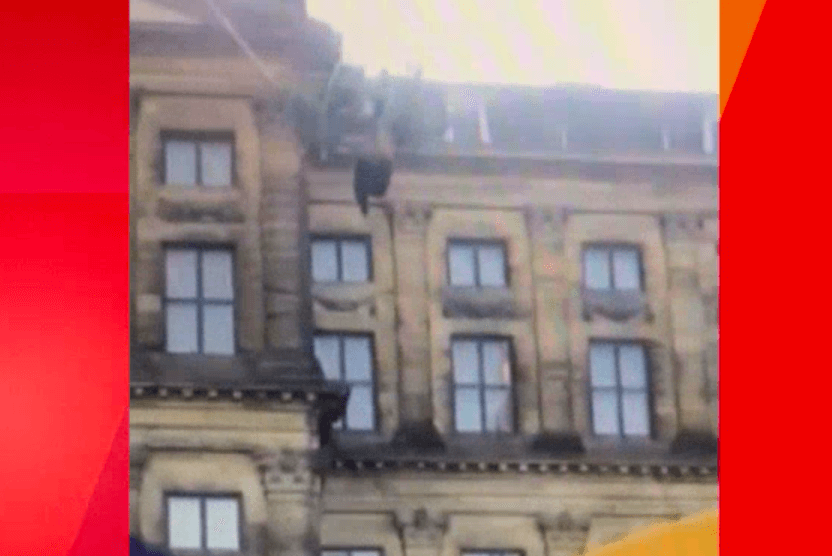 WAT een nachtmerrie voor deze kermisbezoekster: beugel schiet los in attractie