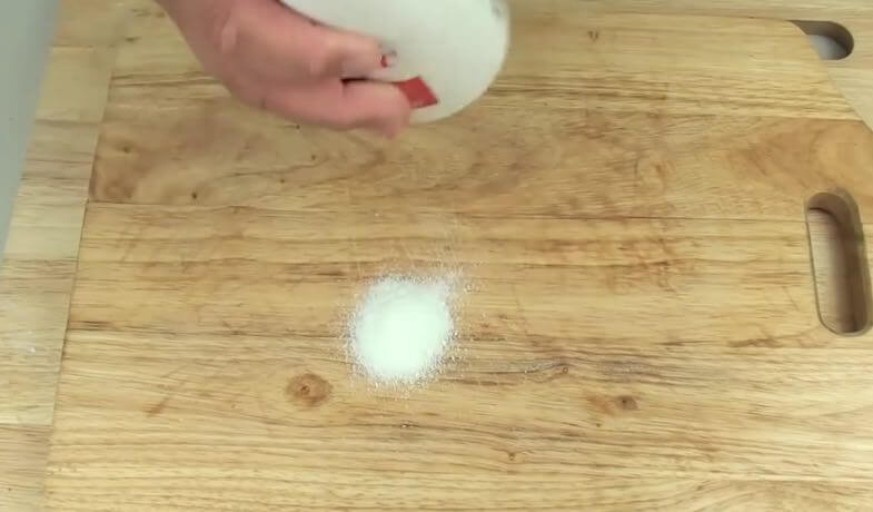 Heb je last van nare geurtjes in je houten snijplank? Gebruik dan deze slimme tips om ze te verwijderen!