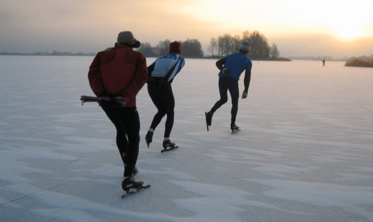 Pas op met schaatsen op natuurijs: al meerdere mensen door het ijs gezakt