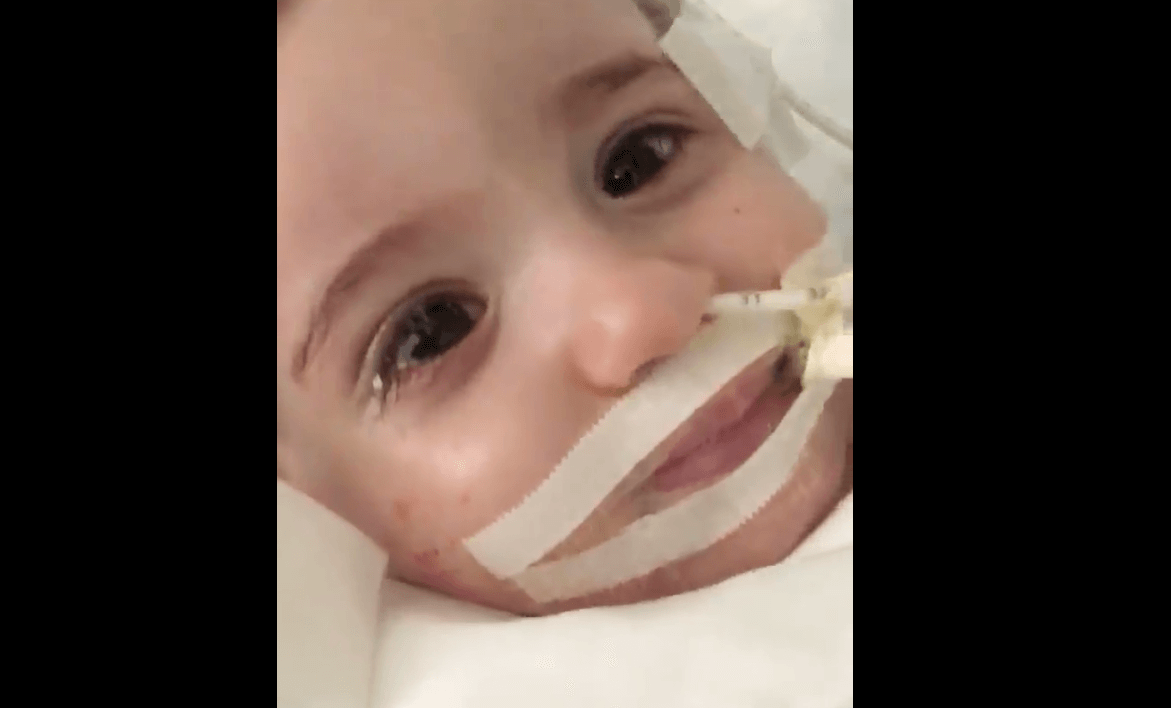 Een wonder?! Baby'tje ontwaakt uit diep coma na rechtszaak om levenseinde!