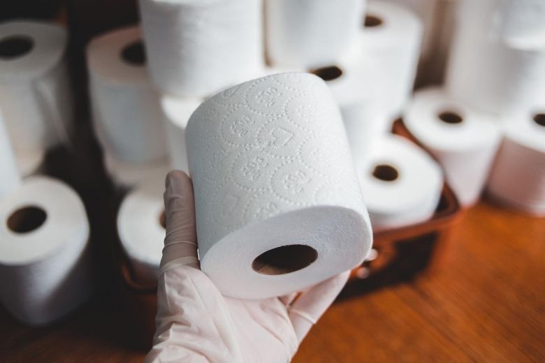 Leg jij ook wc-papier op de bril van een openbaar toilet? Als je dit leest doe je het nooit meer