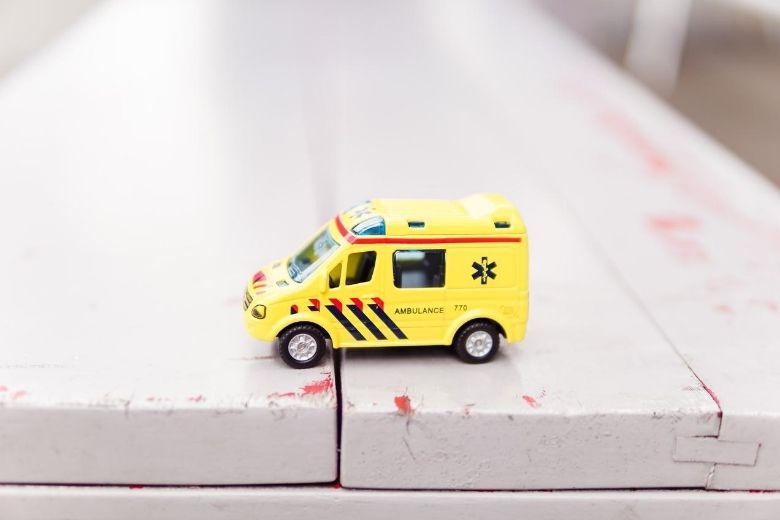 Held! Kleuter (5) redt leven van zijn moeder met z'n speelgoedambulance