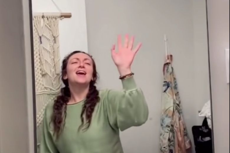 Toen deze vrouw haar badkamerspiegel van de wand haalde, onthulde ze een duister geheim