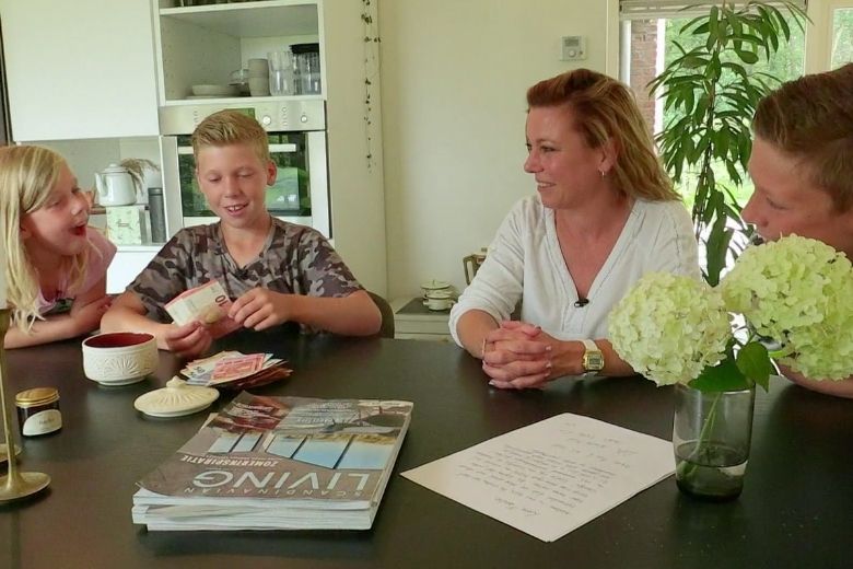 Kijkers onder de indruk van ‘arme’ familie in Steenrijk, Straatarm
