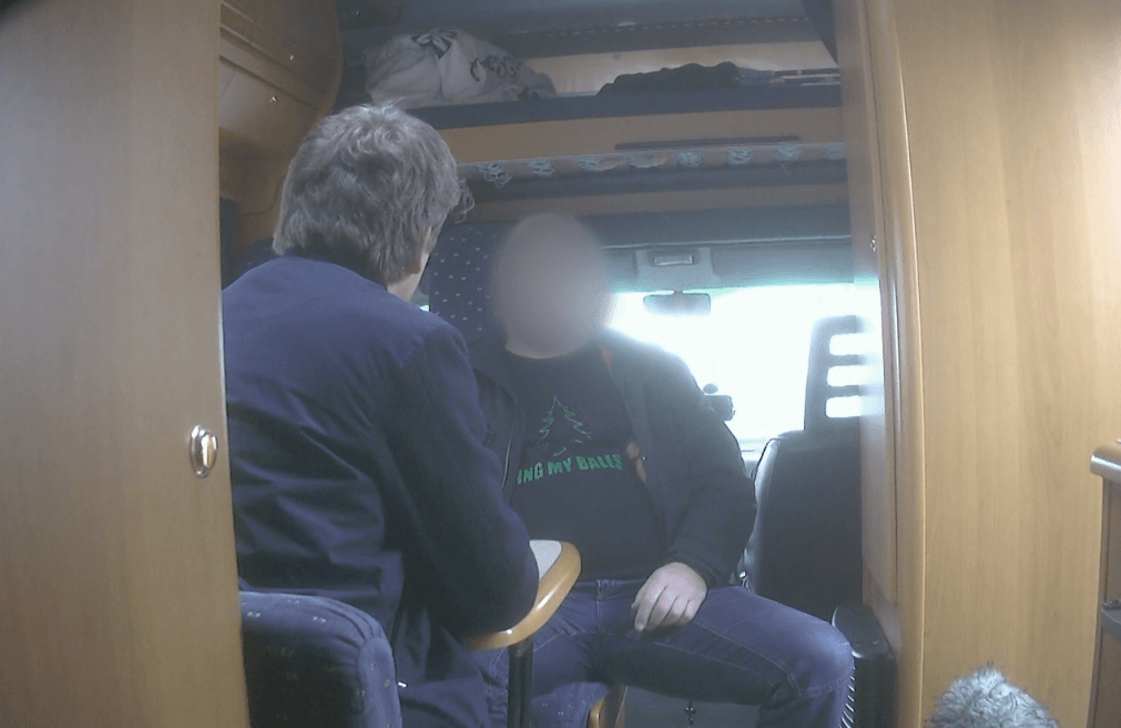 Alberto Stegeman confronteert pedofiel en kan zich nog maar nét inhouden; hij is woedend!