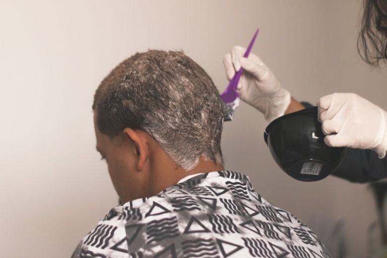 Zó verwijder je moeiteloos haarverf van je hoofdhuid